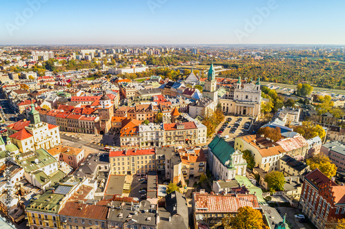 Krajobraz miasta Lublin z lotu ptaka z widocznym Ratuszem, Bramą Krakowską, Katedrą i zamkiem.