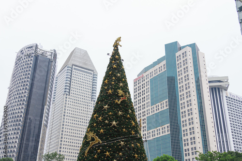 Canvas-taulu Singapore - NOVEMBER 19, 2016:  A christmas tree in Singapore town