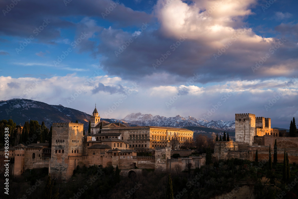 Vista exterior de la Alhambra con luz de atardecer, Granada, Andalucía, España	