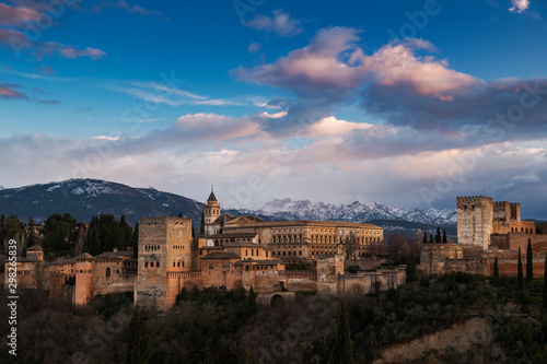 Vista exterior de la Alhambra con luz de atardecer, Granada, Andalucía, España 