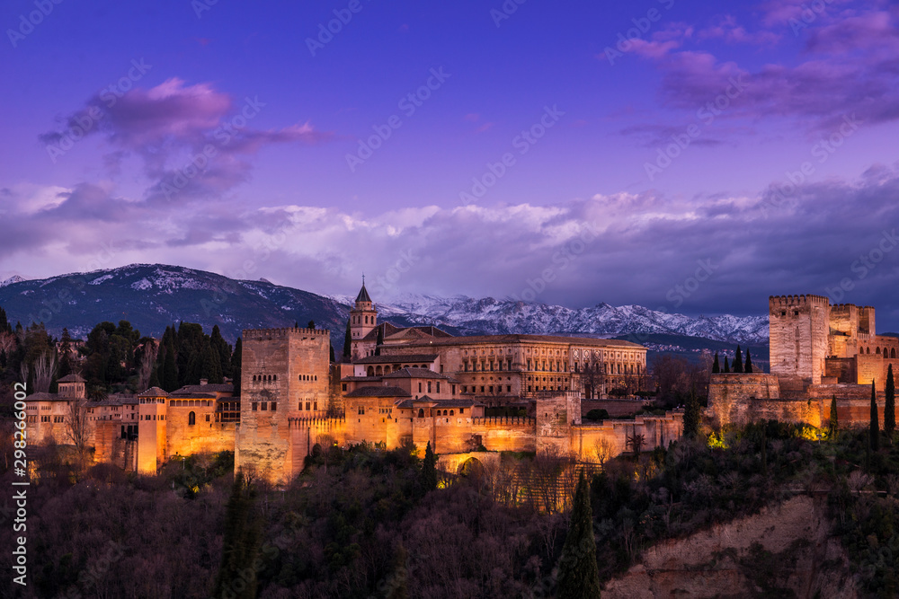 Vista exterior de la Alhambra al anochecer, Granada, Andalucía, España	
