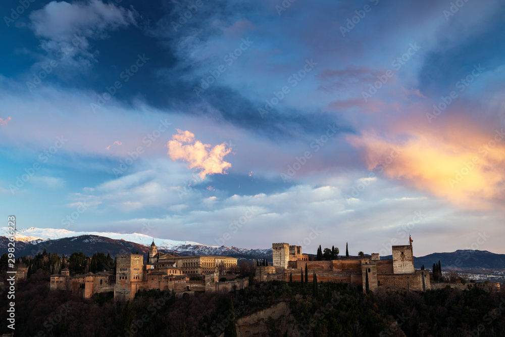 Vista exterior de la Alhambra al atardecer, Granada, Andalucía, España	