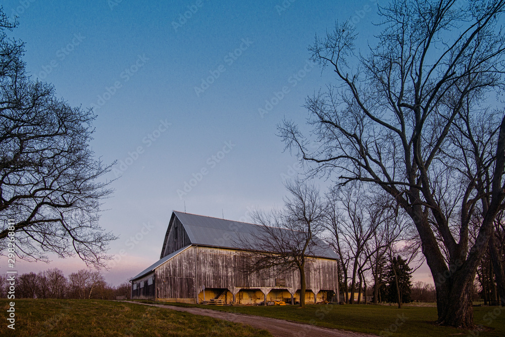 Obraz premium Barn sunrise