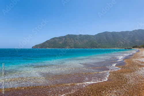Fototapeta Naklejka Na Ścianę i Meble -  beautiful emerald sea bay with rocky coast, summer sea background