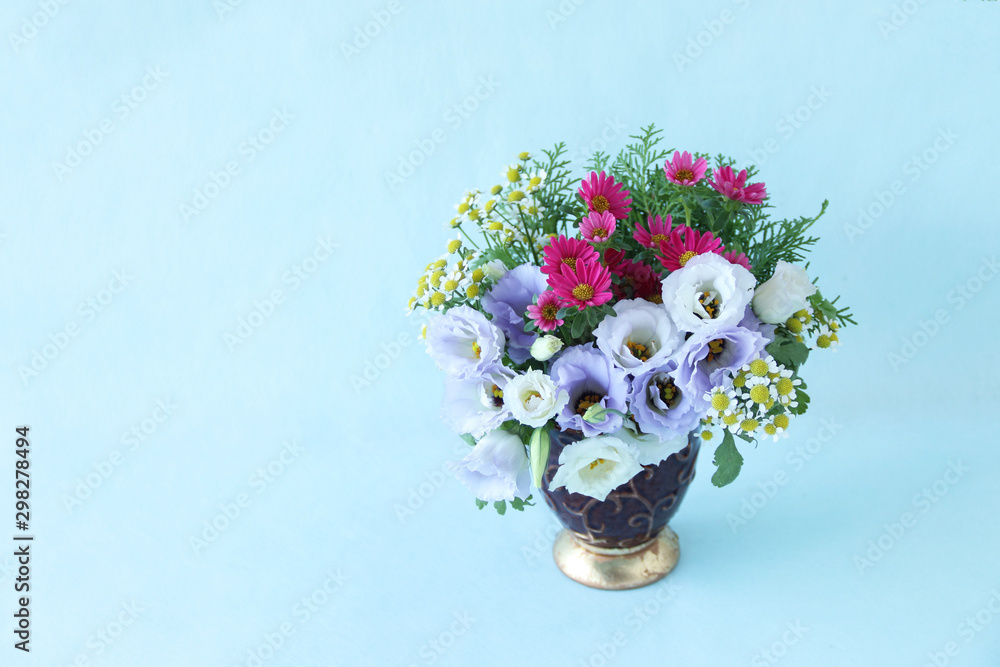 トルコキキョウ アスター マトリカリアのフラワーアレンジメント Stock Photo Adobe Stock