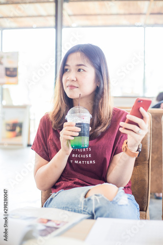 Business women hand use smartphone while sitting in cafe