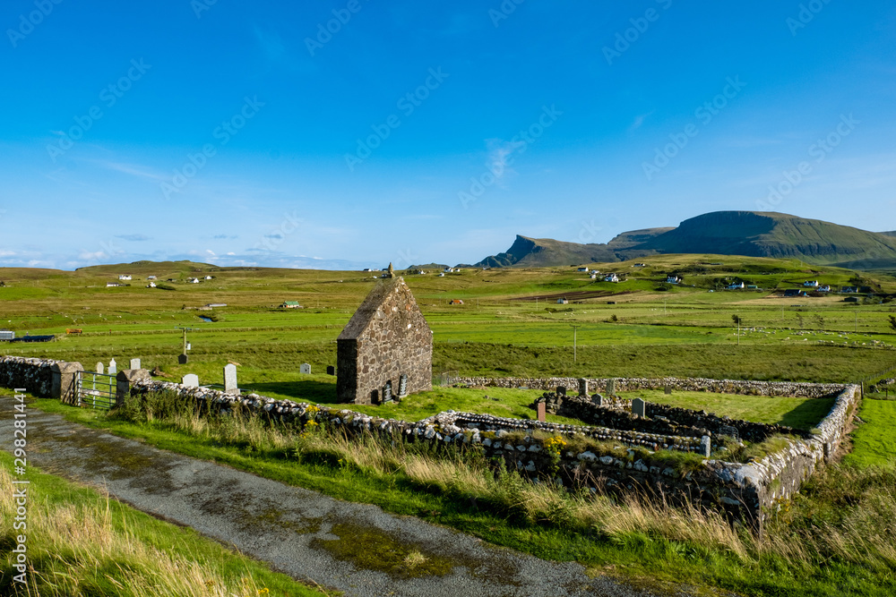 Ruine einer Kirche mit Friedhof in den schottischen Highlands Ruine einer Kirche mit Friedhof in den schottischen Highlands