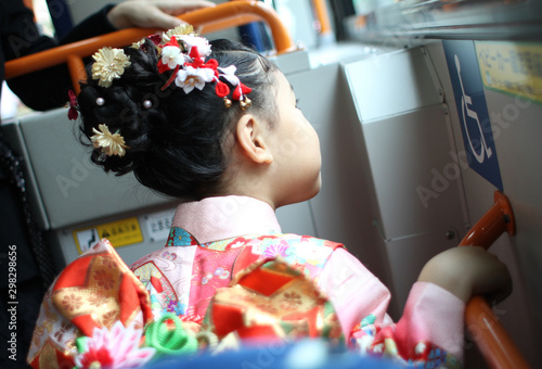 Φωτογραφία 七五三　A girl wearing kimono visits a shrine at Shichigosan celebration for 7 and 5