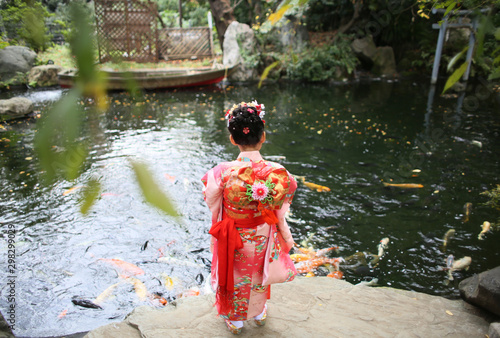 Fotografie 七五三　A girl wearing kimono visits a shrine at Shichigosan celebration for 7 and 5