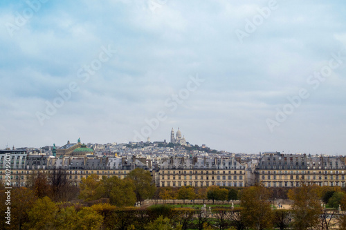 冬空の下でモンマルトルを眺める。 パリ、フランス。