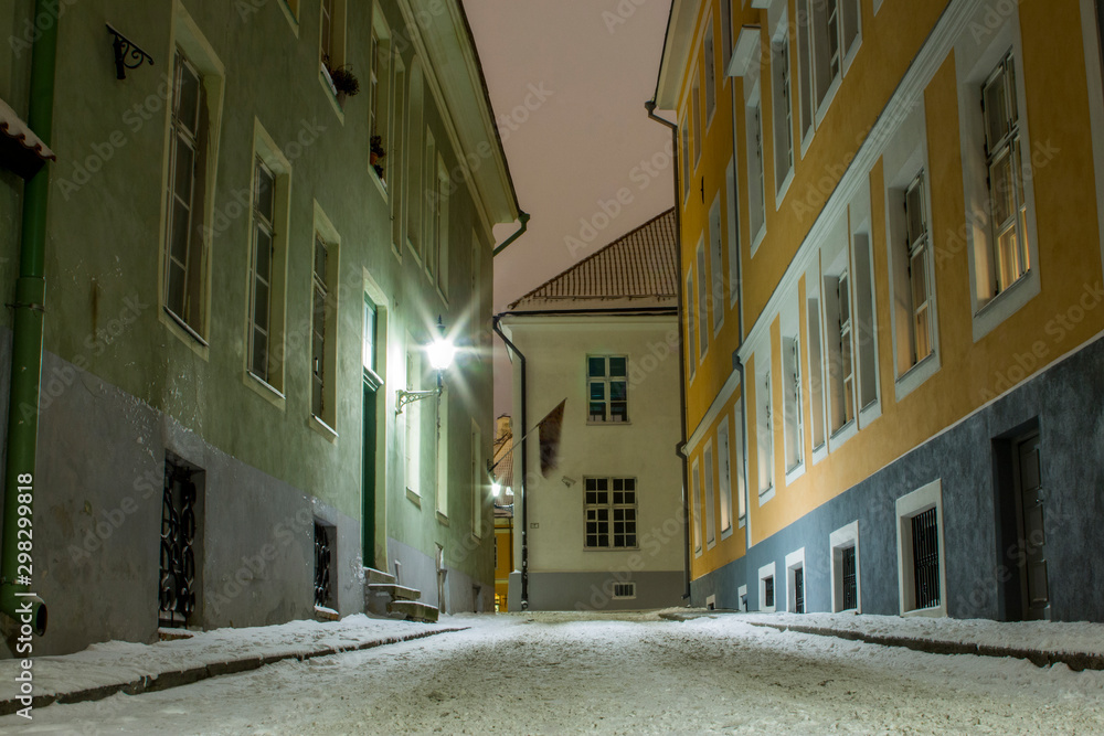 Φωτογραφία Night street in the Old Town of Tallinn. Estonia