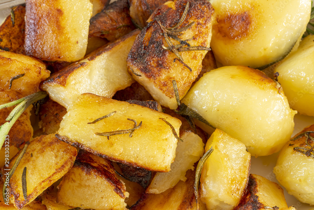 patate arrosto nel piatto macro patate arrosto nel piatto macro