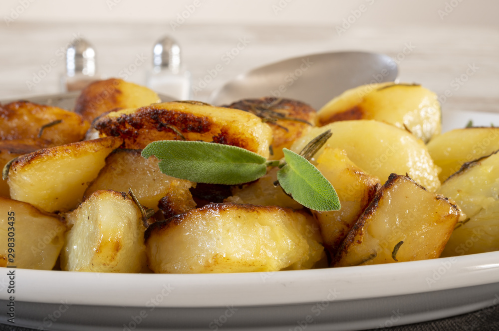 patate arrosto nel piatto ovale primissimo piano