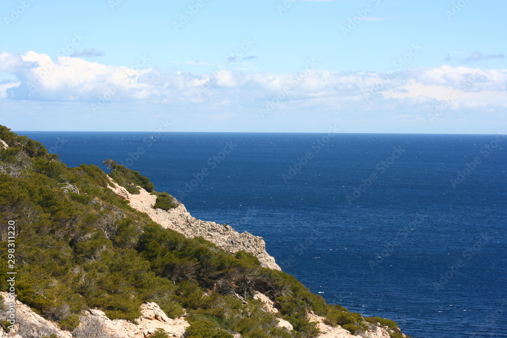 Blaues Mittelmeer mit Steilküste 