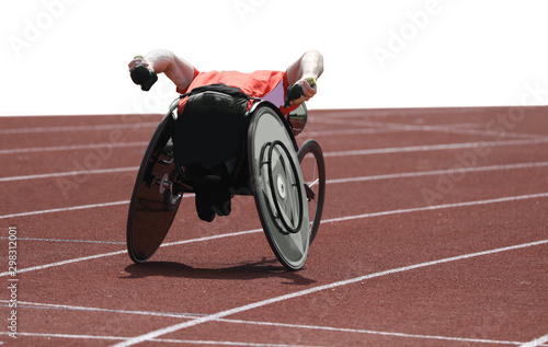 Foto athlete on wheelchair  during the race on white background