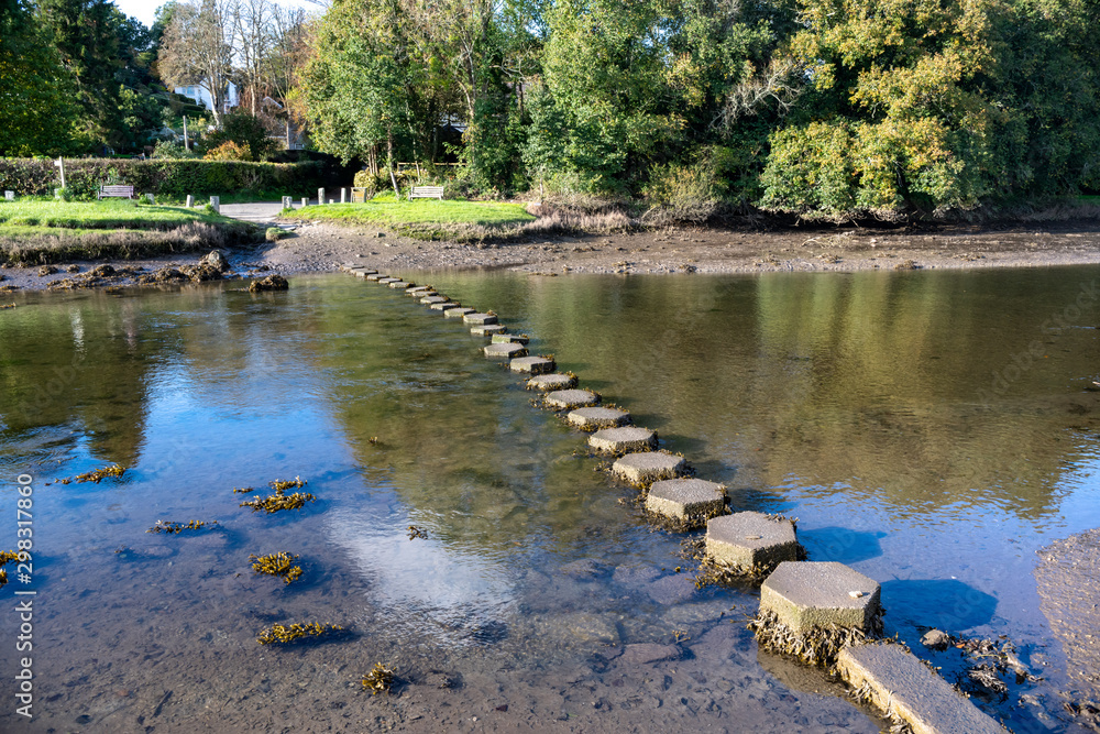 Naklejka premium Low tide stepping stones over a river