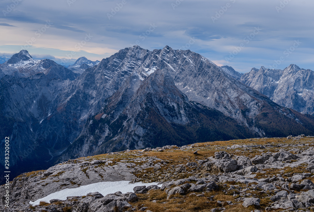 Fototapeta premium Watzmann Ostseite vom hohen Brett aus im Herbst