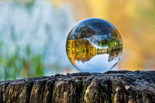 Fototapeta Naklejka Na Ścianę i Meble -  jezioro i las, odbicie w szklanej kuli, piękny jesienny krajobraz