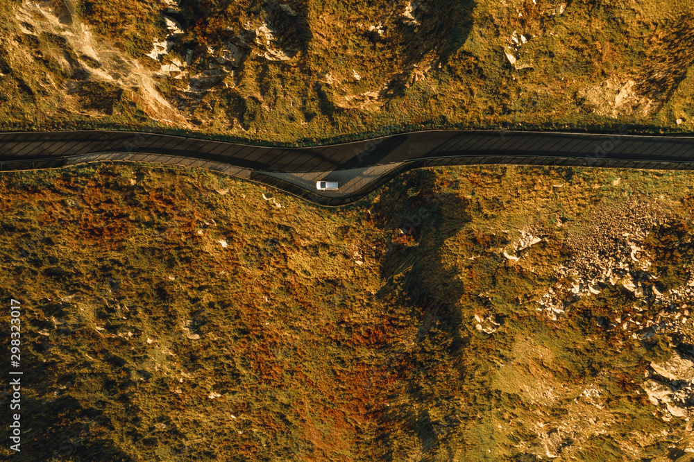 Carretera de montaña atardecer desde arriba