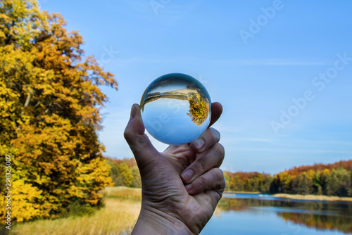 szklana kula w dłoni, piękny krajobraz © VinyLove Foto