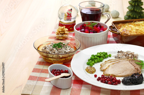 Foto traditional finnish christmas food, christmas ham, beets salad, smoked salmon, m