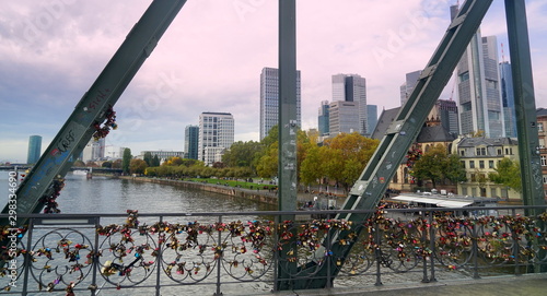 Liebesschlösser am Eiserne Steg mit der Skyline von Frankfurt im Hintergrund