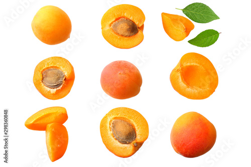 Fotografia apricot fruits with slices and green leaf isolated on white background