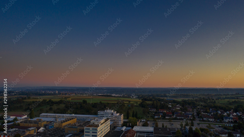 Obraz premium Sonnenaufgang über einem Städtchen
