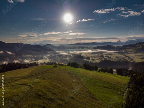 Morgennebel im Tal - Schweiz