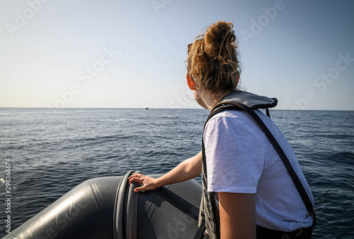 junge Frau auf Boot bei Delfintour photo