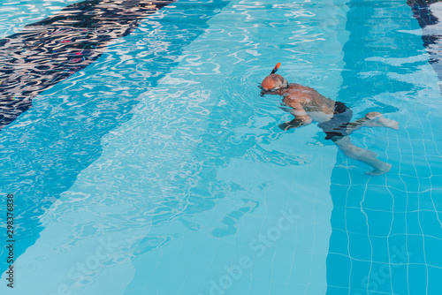 Man snorkeling in swimming pool with a mask