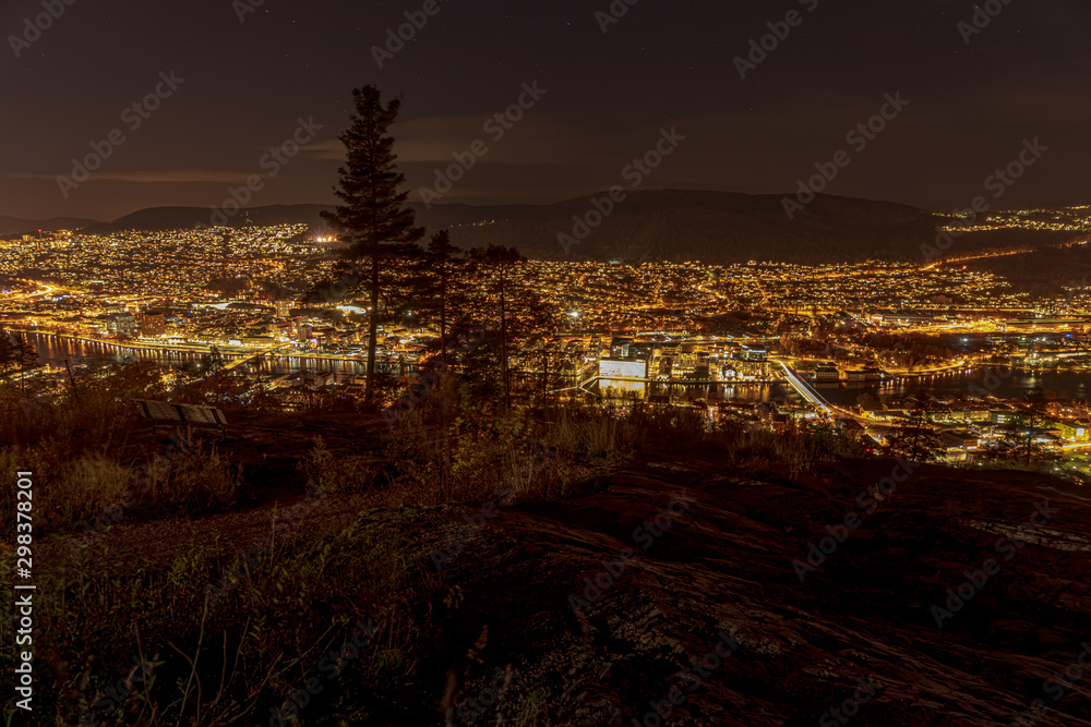 Norweskie miasto Drammnen w regionie Buskerud w nocy