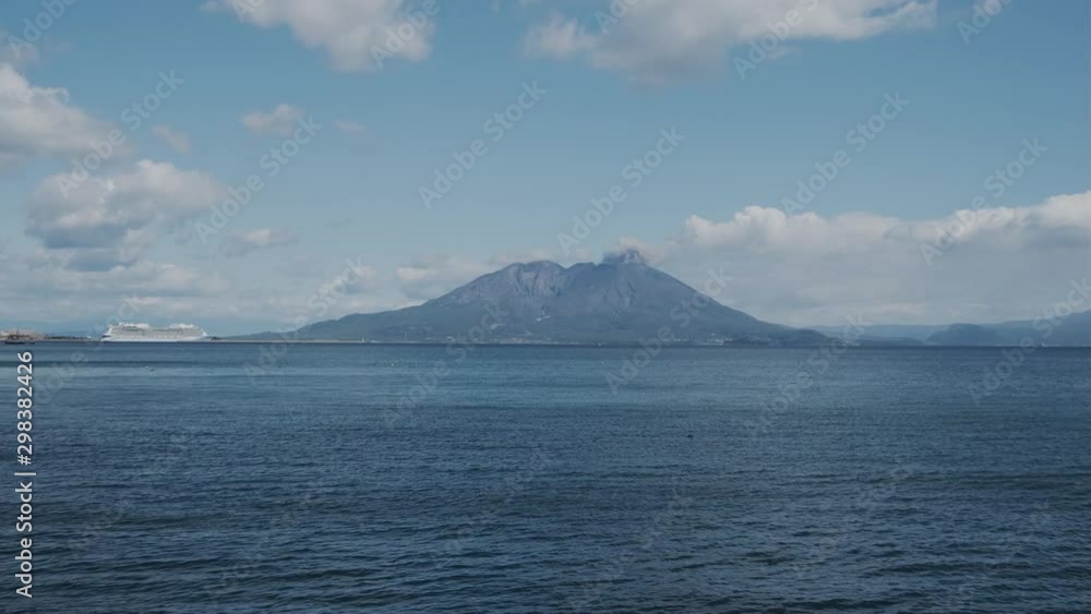 豪華客船と桜島「映画風」 豪華客船と桜島「映画風」