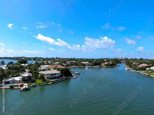 Aerial view of Bay Island neighborhood, luxury villas and boat, in Sarasota, Florida, USA © Unwind