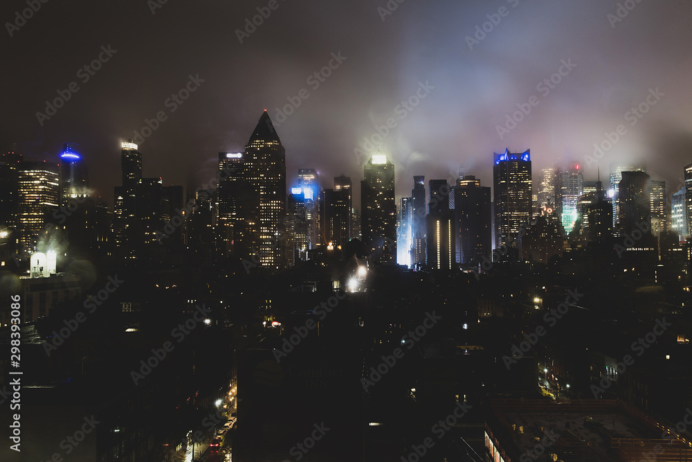 Obraz premium New York City on a dark and stormy night