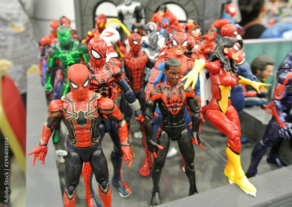 Obraz premium KUALA LUMPUR, MALAYSIA -MARCH 31, 2018: Selected focused of Marvel Comic action figure call Spider-man. He was one of the Avengers team. Action figures gather together by the collector.