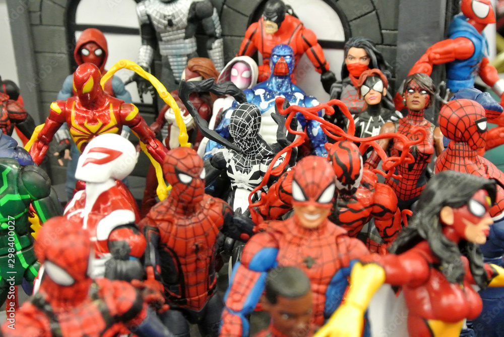Obraz premium KUALA LUMPUR, MALAYSIA -MARCH 31, 2018: Selected focused of Marvel Comic action figure call Spider-man. He was one of the Avengers team. Action figures gather together by the collector.