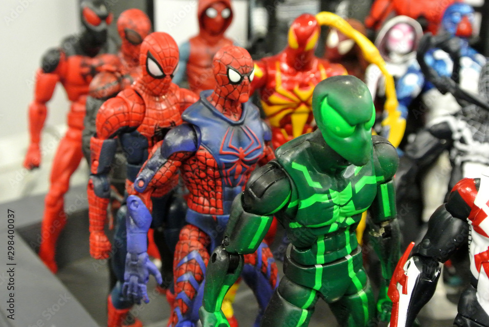 Obraz premium KUALA LUMPUR, MALEZJA – 31 MARCA 2018: Wybrana figurka z komiksu Marvela o nazwie Spider-Man. Był jednym z członków drużyny Avengers. Kolekcjonerzy gromadzą figurki.