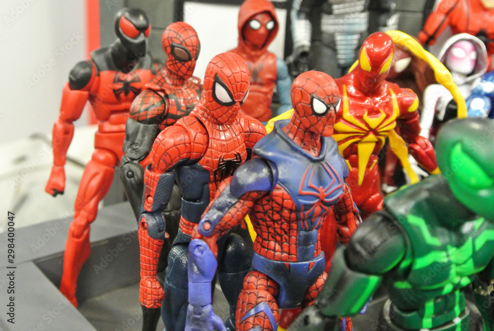 Obraz premium KUALA LUMPUR, MALAYSIA -MARCH 31, 2018: Selected focused of Marvel Comic action figure call Spider-man. He was one of the Avengers team. Action figures gather together by the collector.