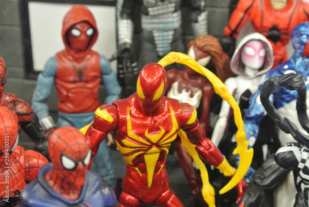 Obraz premium KUALA LUMPUR, MALAYSIA -MARCH 31, 2018: Selected focused of Marvel Comic action figure call Spider-man. He was one of the Avengers team. Action figures gather together by the collector.