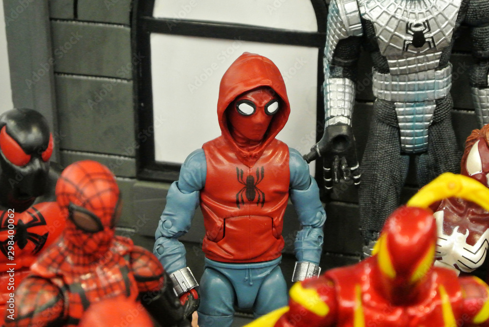 Obraz premium KUALA LUMPUR, MALAYSIA -MARCH 31, 2018: Selected focused of Marvel Comic action figure call Spider-man. He was one of the Avengers team. Action figures gather together by the collector.