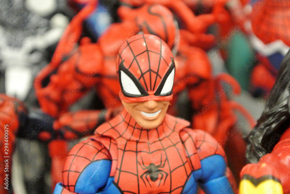 Obraz premium KUALA LUMPUR, MALAYSIA -MARCH 31, 2018: Selected focused of Marvel Comic action figure call Spider-man. He was one of the Avengers team. Action figures gather together by the collector.