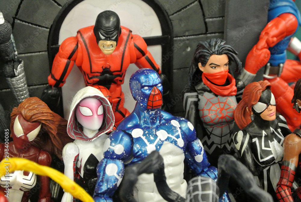 Obraz premium KUALA LUMPUR, MALAYSIA -MARCH 31, 2018: Selected focused of Marvel Comic action figure call Spider-man. He was one of the Avengers team. Action figures gather together by the collector.