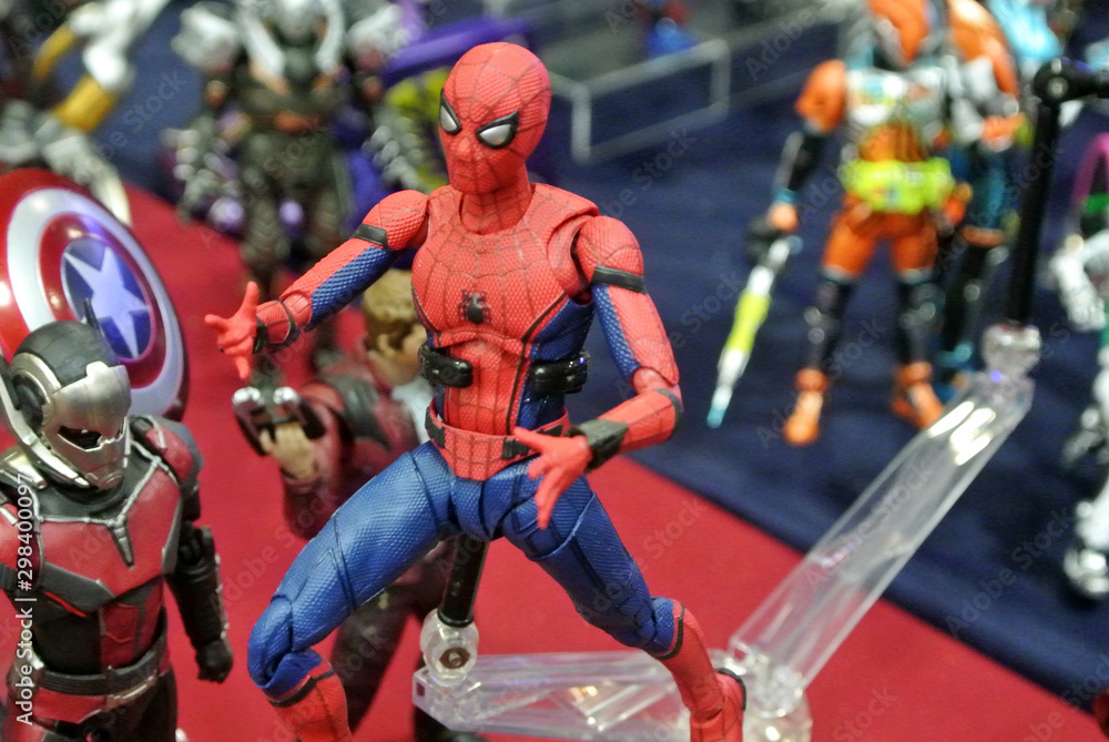 Obraz premium KUALA LUMPUR, MALAYSIA -MARCH 31, 2018: Selected focused of Marvel Comic action figure call Spider-man. He was one of the Avengers team. Action figures gather together by the collector.