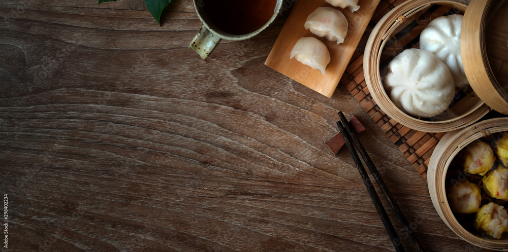 Fototapeta Odgórny widok chińczyk odparowana klucha i odparowana wieprzowiny babeczka w bambusowym parostatku