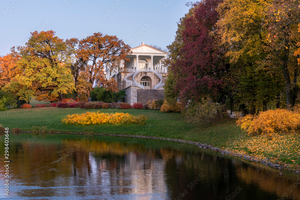 Obraz premium Golden autumn in Catherine Park, Pushkin, St. Petersburg, Russia. Cameron Gallery.