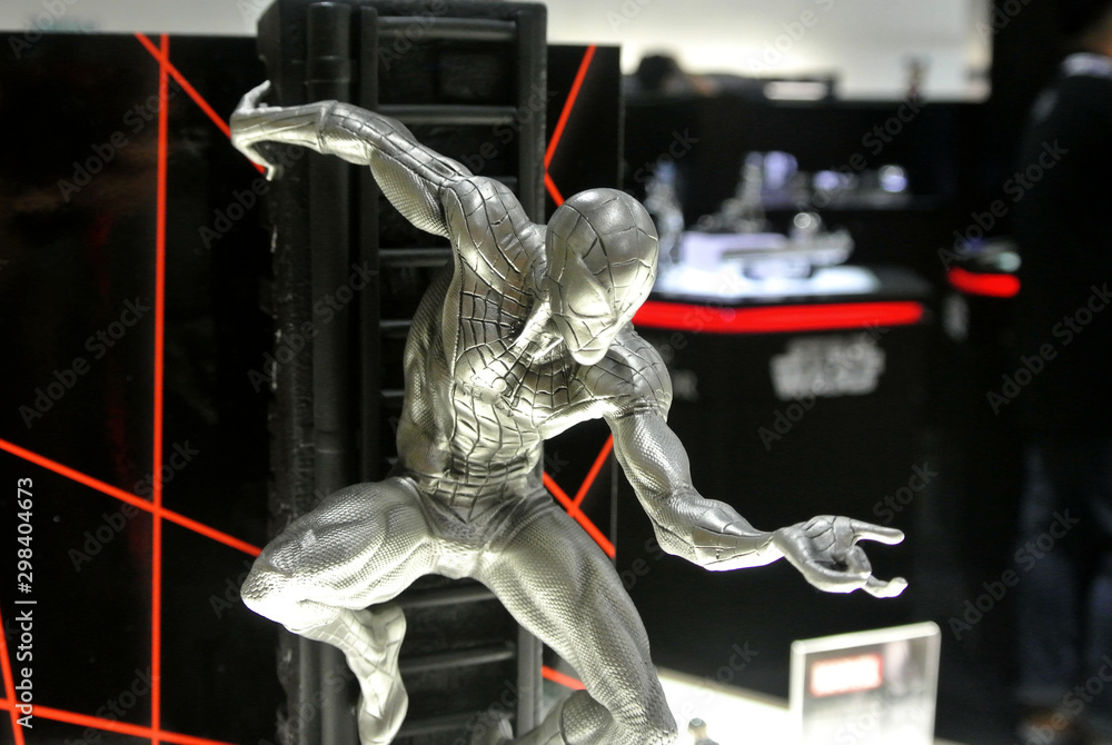 Obraz premium KUALA LUMPUR, MALAYSIA -APRIL 7, 2018: Selected focused of Marvel Comic action figure called Spider-man made from pewter metal. Luxury action figure for the collector and normally be the special souve