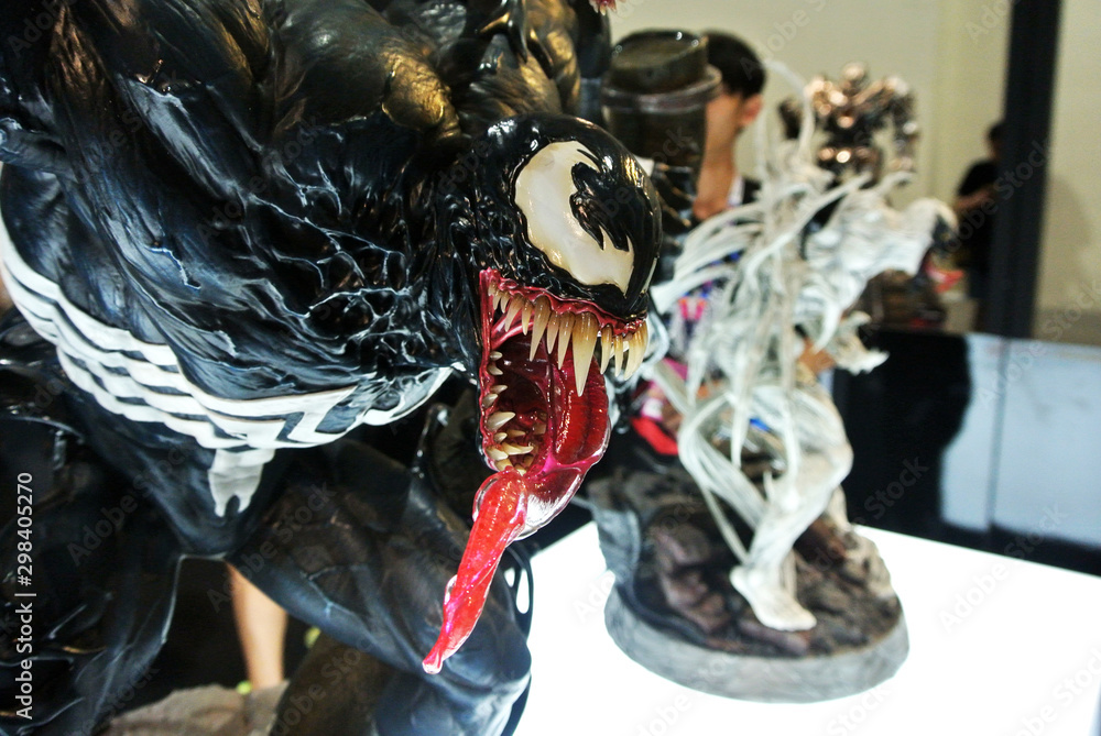 Obraz premium KUALA LUMPUR, MALAYSIA -APRIL 7, 2018: Selected focused on Marvel Comic action figure called Venom. Supervillain against Spider-man. Action figures displayed by the collector.