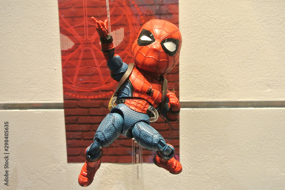 Obraz premium KUALA LUMPUR, MALAYSIA -APRIL 7, 2018: Selected focused on Marvel Comic action figure called Spider-man. He was one of the Avengers teams. Action figures displayed by the collector.