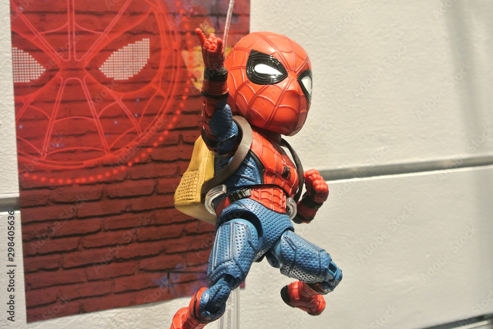 Obraz premium KUALA LUMPUR, MALAYSIA -APRIL 7, 2018: Selected focused on Marvel Comic action figure called Spider-man. He was one of the Avengers teams. Action figures displayed by the collector. 